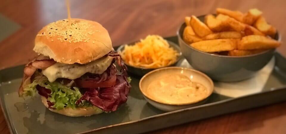 schwarze-kiste-burger-bar-augsburg-burger-serax-teller-1-960x450_c